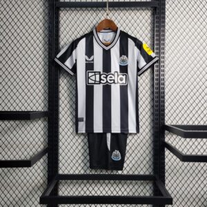 Maglia e pantaloncini Newcastle United 2023/24 Home Kids Kit