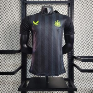 Maglia Newcastle United 2023/24 versione giocatore pre-partita