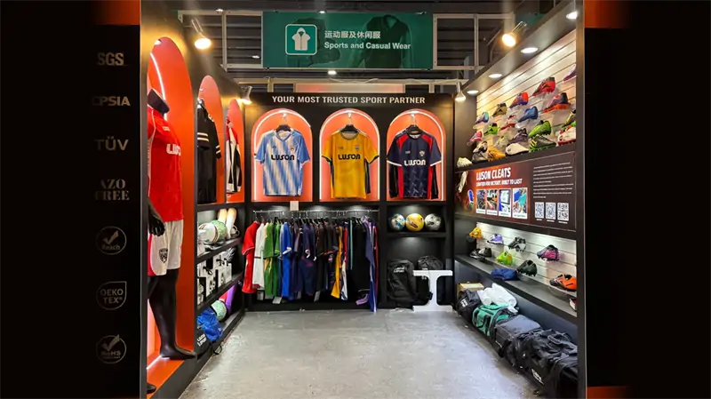 Maglie da calcio sfuse appese nel magazzino all'ingrosso, pronte per gli ordini della Coppa del Mondo 2026