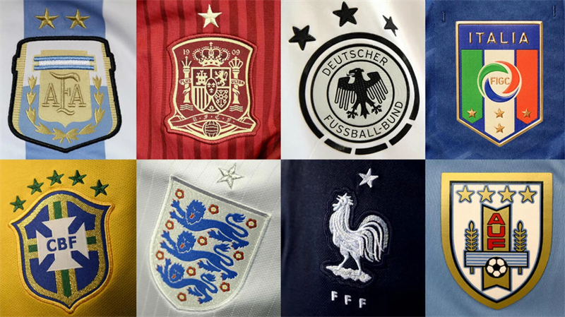 Toppe ufficiali e aftermarket della Coppa del Mondo 2026 e stemmi delle squadre nazionali sulle maglie da gioco